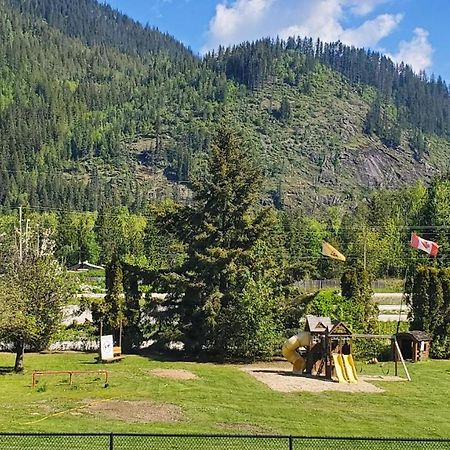 Sicamous Rv & Cabin Resort Malakwa Екстер'єр фото